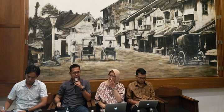 Pakar hukum Paku Utama (paling kanan) dalam diskusi pelacakan aset pidana di Cikini, Jakarta, Minggu (14/1/2018)
