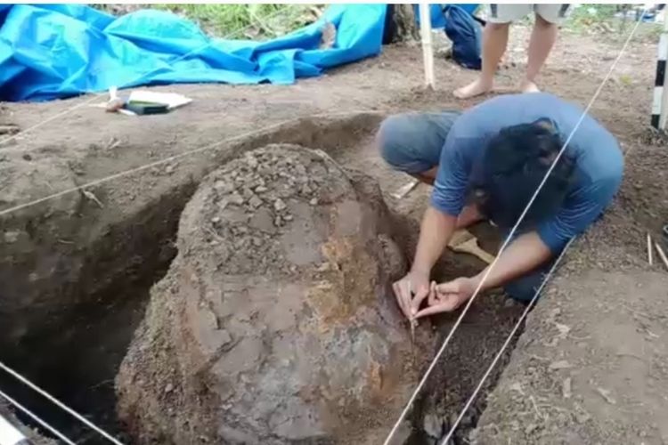Tim arkeolog menemukan fosil hewan purba di wilayah Jembarwangi, Tomo, Sumedang, Jabar, Kamis (16/6/2022). 
