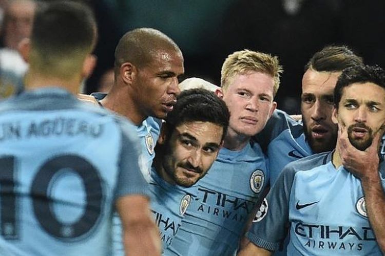 Gelandang Manchester City, Ilkay Guendogan (ketiga dari kiri), merayakan gol keduanya ke gawang FC Barcelona pada laga penyisihan Grup C Liga Champions di Stadion Etihad, Selasa (1/11/2016) atau Rabu dini hari WIB.