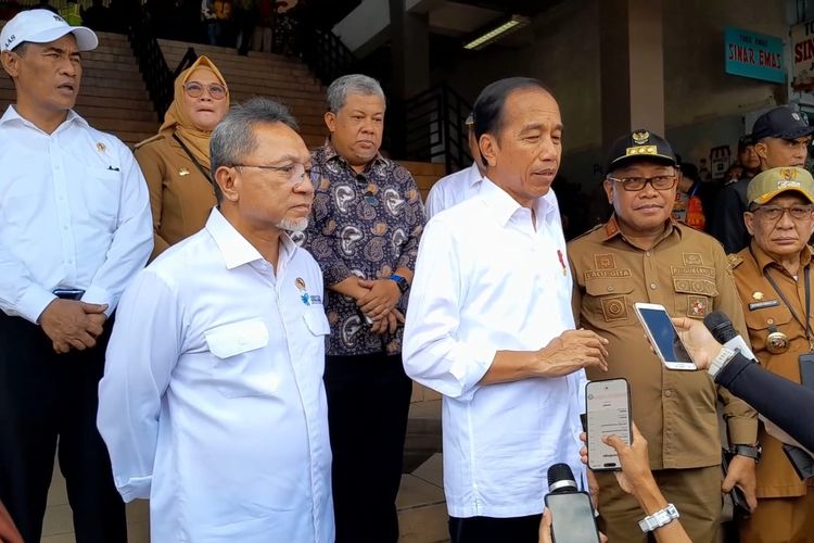 Presiden Joko Widodo saat mengunjungi Pasar Seketeng, Sumbawa, NTB, pada Kamis (2/5/2024)