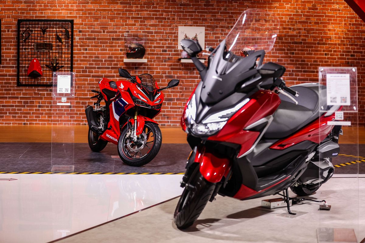 Suasana pameran di booth Honda IIMS Hybrid 2021 di Hall C1 JiExpo Kemayoran, Jakarta Utara, Kamis (15/4/2021). Honda ikut memeriahkan Indonesia International Motor Show (IIMS) yang berlangsung dari 15-25 April 2021, dengan menerapkan protokol kesehatan yang ketat.