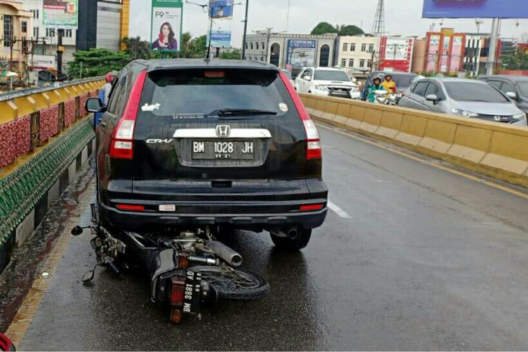 Kecelakan beruntun yang terjadi di flyover Jalan Jenderal Sudirman yang melibatkan lima unit mobil dan satu sepeda motor, Selasa (16/10/2018).