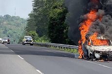 Toyota Kijang Terbakar di Jalan Tol Semarang-Solo, Penumpang Selamat