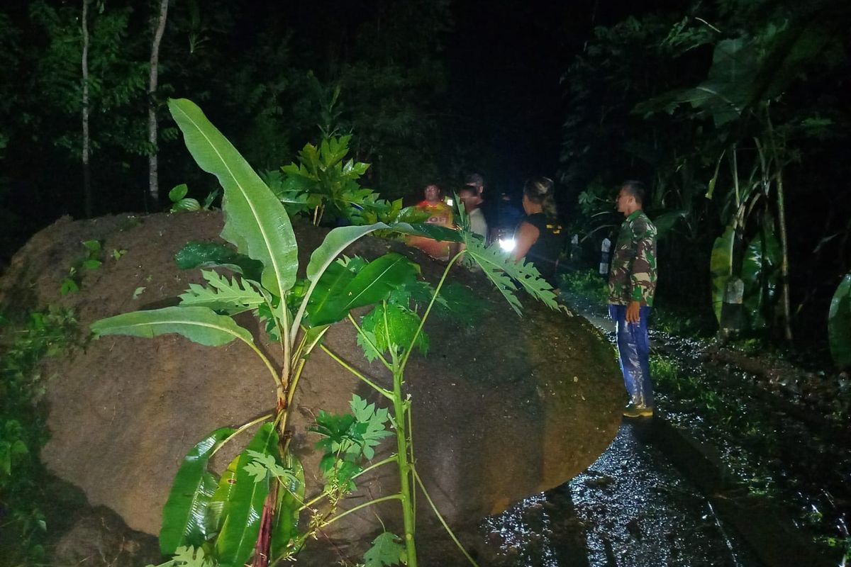 Longsor Batu Besar Tutup Jalan Provinsi, Akses Kebumen-Banjarnegra Terputus