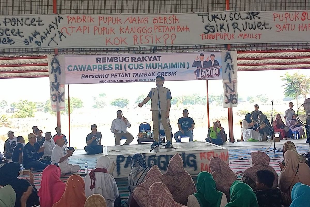 Cawapres nomor urut 1 Muhaimin Iskandar, saat menghadiri agenda di Desa Tanggulrejo, Kecamatan Manyar, Gresik, Jawa Timur, Jumat (29/12/2023).