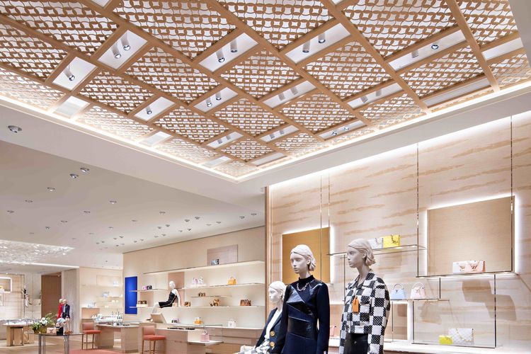 Bagian langit-langit depan butik Louis Vuitton di Pacific Place yang terinspirasi anyaman tikar