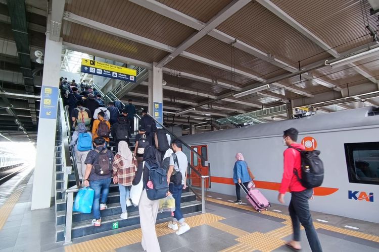 Penumpang Kereta Api Jarak Jauh di Stasiun Jatinegara, Jakarta Timur, Senin (23/1/2023).