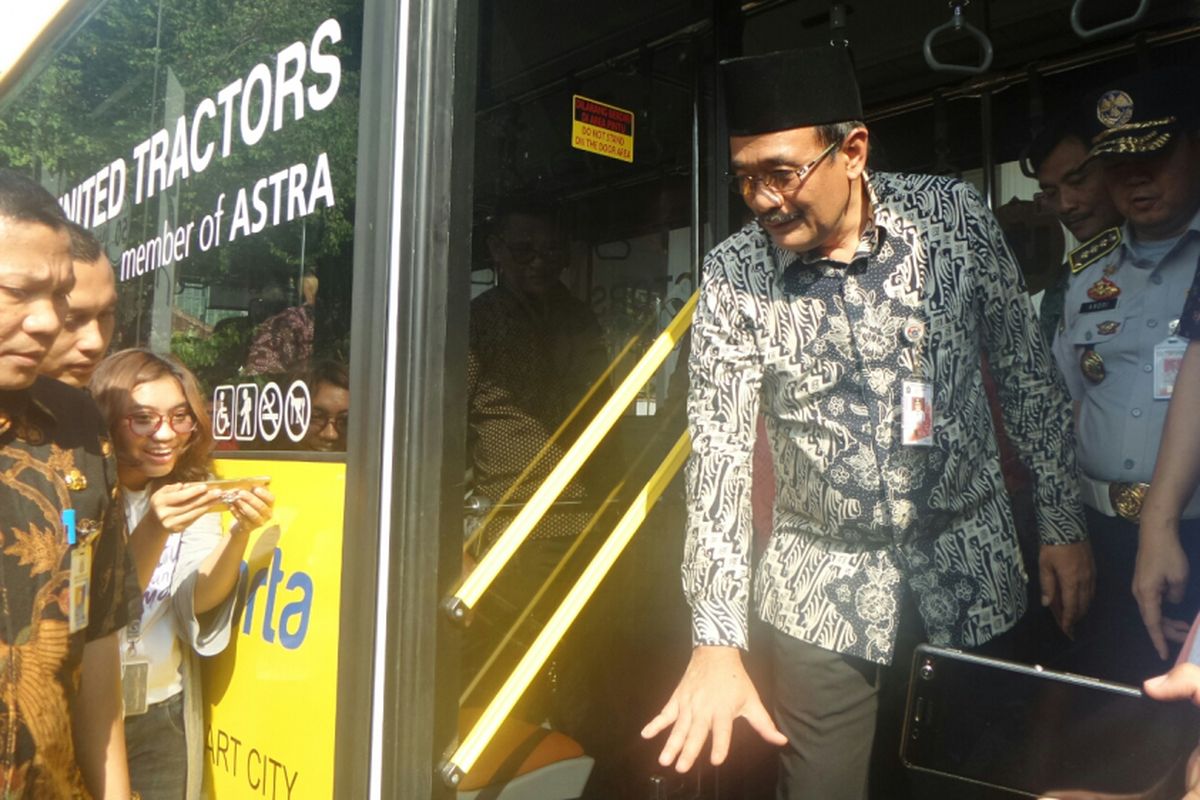 Plt Gubernur DKI Jakarta Djarot Saiful Hidayat saat mencoba menaiki bus Transjakarta baru hibah dari PT United Tractor, di Balai Kota DKI, Jumat (12/5/2017). 