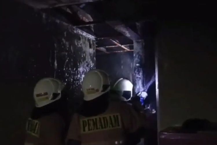 Aksi Dramatis Warga Selamatkan Anak Difabel dari Rumah Kebakaran di Jakbar