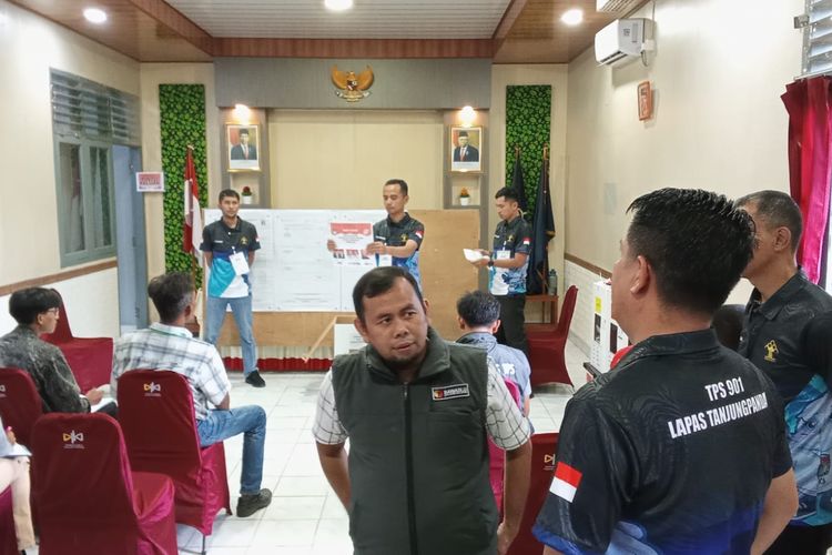 Proses penghitungan suara Pemilu di TPS 901 Belitung, Bangka Belitung, Rabu (14/2/2024).