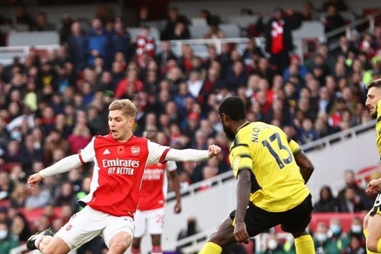 Pemain Arsenal Emile Smith Rowe saat mencetak gol ke gawang Watford pada laga lanjutan Liga Inggris di Stadion Emirates, Minggu (7/11/2021) malam WIB.