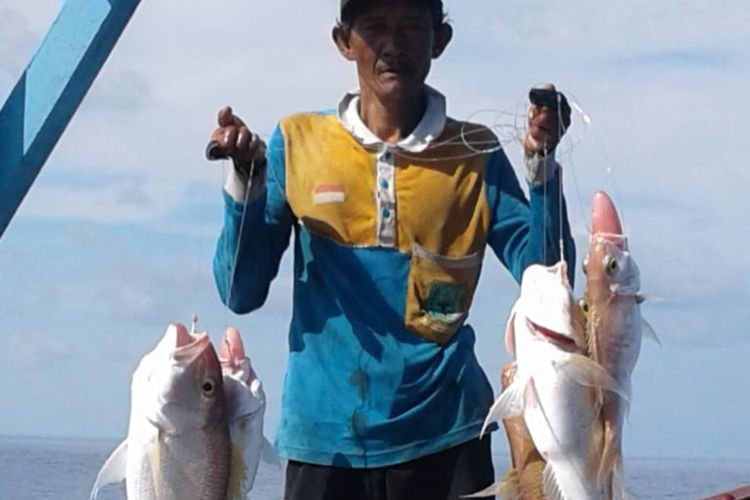 Nelayan Natuna menunjukan hasil tangkapan mereka dengan menggunakan alat tangkap tradisional. Dengan alat tangkap tradisional, yakni memancing mereka bisa tetap melestarikan ekosistwm laut Natuna sehingga kekayaan alamnya tetap terjaga.
