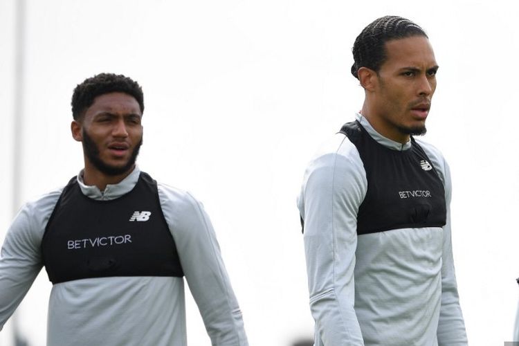 Bek Inggris Liverpool Joe Gomez (kiri), bek Liverpool Belanda Virgil van Dijk (C) mengambil bagian dalam sesi latihan tim di Melwood di Liverpool, Inggris barat laut pada 30 April 2019, pada malam sebelum mereka Pertandingan leg pertama semifinal Liga Champions UEFA melawan Barcelona.