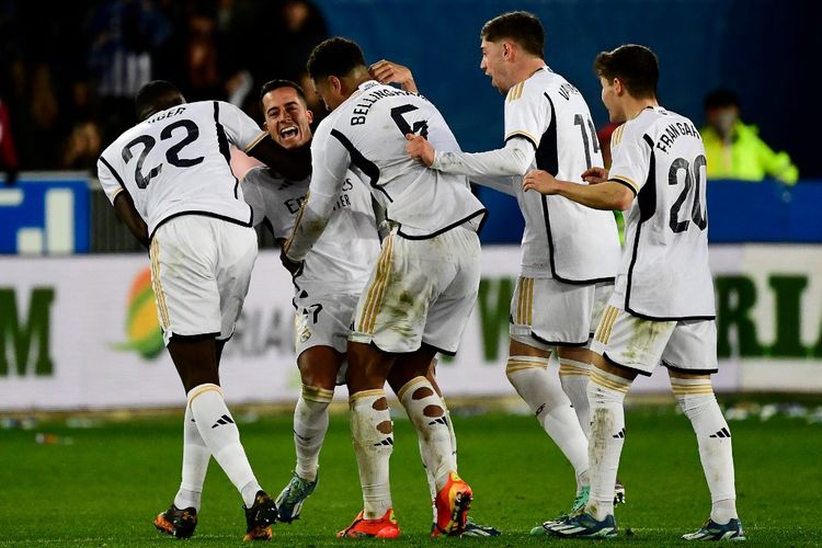 Para pemain Real Madrid merayakan gol Lucas Vazquez pada pertandingan melawan Deportivo Alaves di Stadion Mendizorroza, Vitoria, Jumat (22/12/2023) dini hari WIB. Laga Alaves vs Real Madrid berakhir dengan skor 0-1. (Photo by ANDER GILLENEA / AFP)