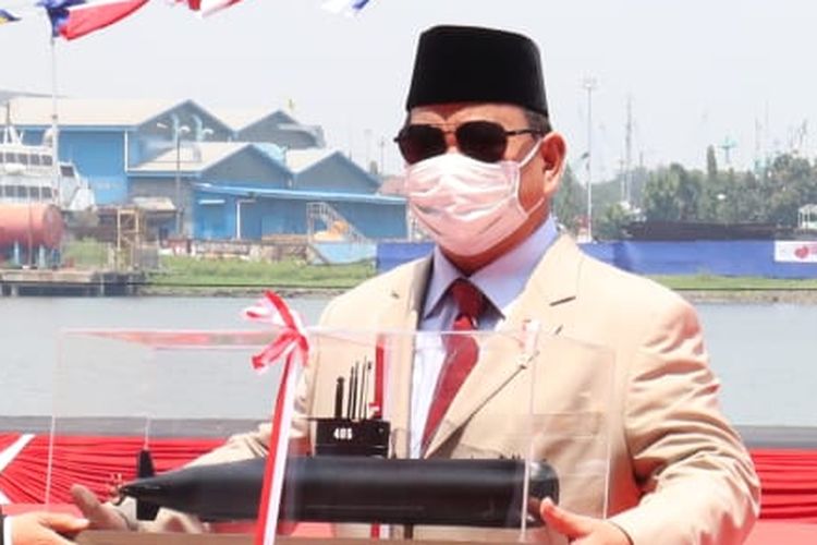 Indonesian Minister of Defense Prabowo Subianto with a model of the Indonesian Navy's new submarine, the Alugoro-405 