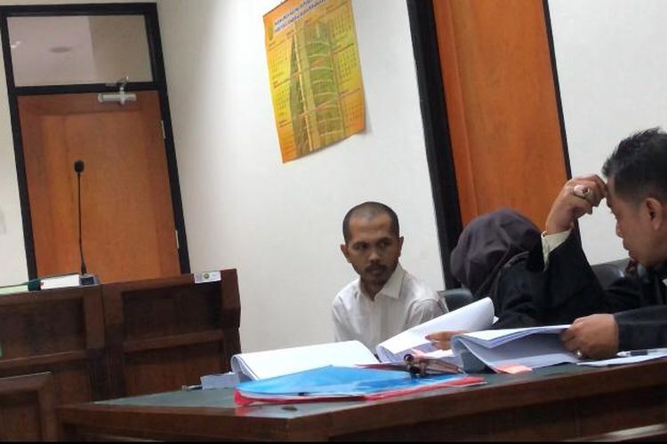 Terdakwa M Ecky Listiantho (34) yang membunuh dan memutilasi Angela Hindriati Wahyuningsih (54) meminta belas kasihan keluarga untuk memaafkannya dalam persidangan agenda keterangan saksi yang digelar di Pengadilan Negeri (PN) Cikarang, Kabupaten Bekasi, Senin (19/6/2023).
