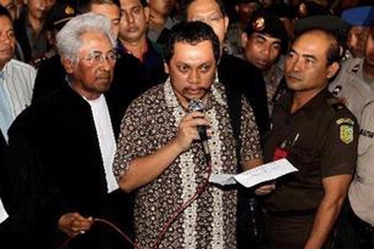 Terpidana kasus mafia pajak, Gayus H Tambunan, menggelar jumpa pers usai menjalani sidang dengan agenda pembacaan vonis di Pengadilan Negeri Jakarta Selatan, Rabu (19/1/2011). Ia divonis tujuh tahun penjara, denda Rp 300 juta, dan subsider tiga bulan kurungan. 