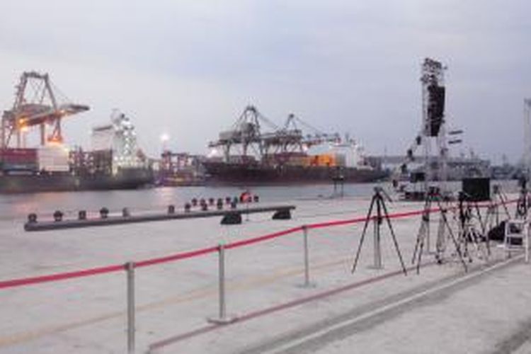 Sebuah panggung berukuran 10 x 15 meter persegi tampak telah terpasang di Terminal III, Dermaga 302, Tanjung Priok Jakarta Utara, Rabu (22/10/2014).