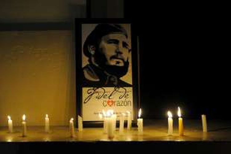 Mahasiswa Kuba di Universitas Havana menyalakan lilin di depan foto mendiang Fidel Castro untuk menghormati ikon revolusi tersebut.