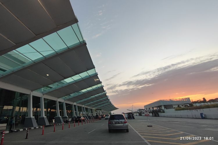 Drop Off Zone di Terminal Keberangkatan Bandara Sultan Aja Muhammad Sulaiman (SAMS) Sepinggan, Kota Balikpapan, Kalimtan Timur