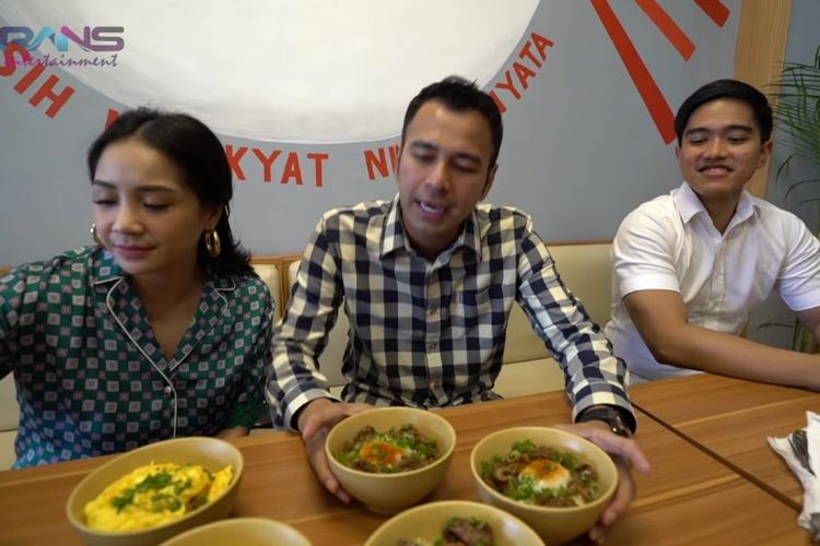 Artis Raffi Ahmad dan Nagita Slavina mencoba Mangkok Ku.