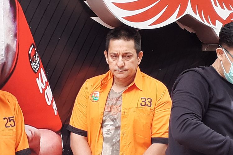 Ibra Azhari mengenakan baju tahanan usai ditangkap berkait narkoba di Ditresnarkoba Polda Metro Jaya, Jakarta Selatan, Senin (23/12/2019).
