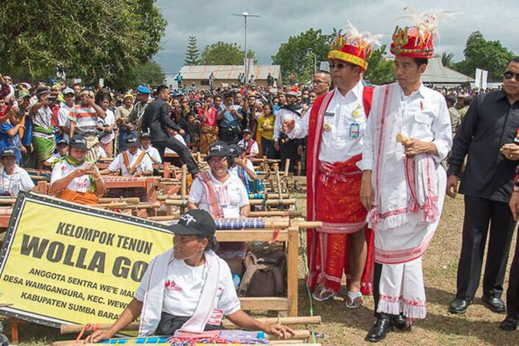 Presiden Joko Widodo menghadiri Parade 1001 Kuda Sandelwood dan Festival Tenun Ikat Sumba 2017 di Tambolaka, Sumba Barat Daya, Nusa Tenggara Timur, Rabu (12/7/2017). NTT juga akan menggelar perhelatan internasional bertajuk Tour de Flores pada 14-20 Juli 2017. Turut mendampingi Presiden dan Ibu Negara Iriana Joko Widodo antara lain Menteri Sekretaris Negara Pratikno, Gubernur Nusa Tenggara Timur Frans Lebu Raya dan Bupati Sumba Barat Daya Markus Dairo Talu.