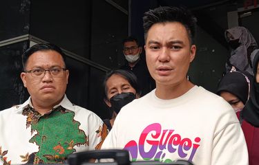 Artis peran Baim Wong usai melaporkan pencatutan namanya dalam penipuan bermodus Giveaway ke Mapolda Metro Jaya, Selasa (17/1/2023).di media sosial