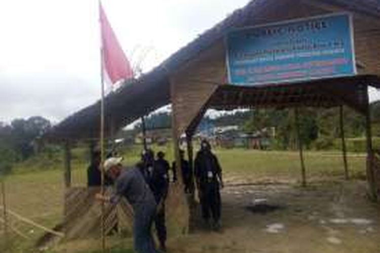 Untuk pertama kalinya pengibaran bendera merah putih oleh warga di Kampung Oksingsing, Kabupaten Pegunungan Bintang, Papua