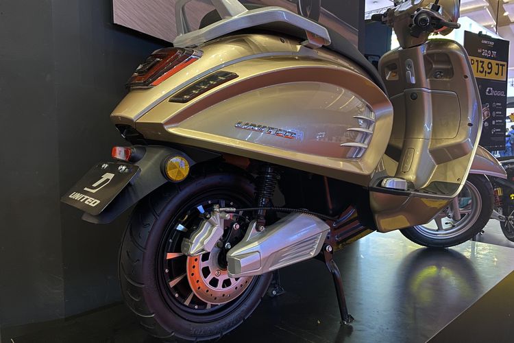 Motor listrik baru United C2000, pakai desain ala Vespa dan baru meluncur di IIMS 2024. Harganya Rp 13,9 juta setelah subsidi