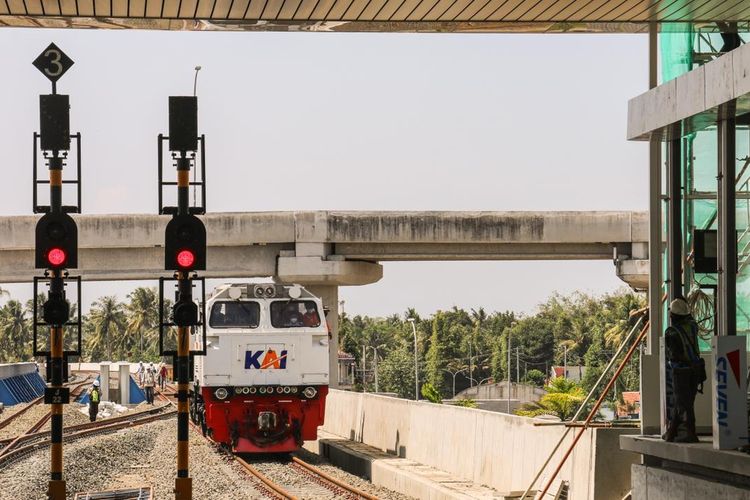 Kereta Api di Stasiun KA Bandara YIA atau Stasiun YIA di Bandara Internasional Yogyakarta - Kulon Progo.