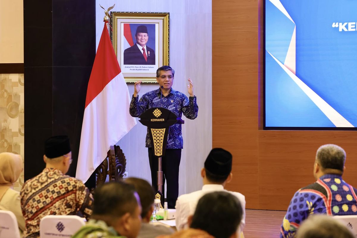 Menteri Ketenagakerjaan (Menaker) Yassierli dalam kegiatan Peningkatan Public Awareness melalui Profesionalitas Layanan Publik bertema ?Kepemimpinan Birokrasi Menuju Layanan Publik yang Modern dan Responsif? di Ruang Tridharma, Kementerian Ketenagakerjaan (Kemenaker), Jakarta, Kamis (11/9/2025).