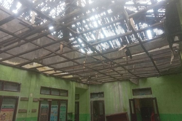 Dampak Erupsi Gunung Lewotobi, Bangunan Puskesmas Boganatar Sikka Rusak Parah