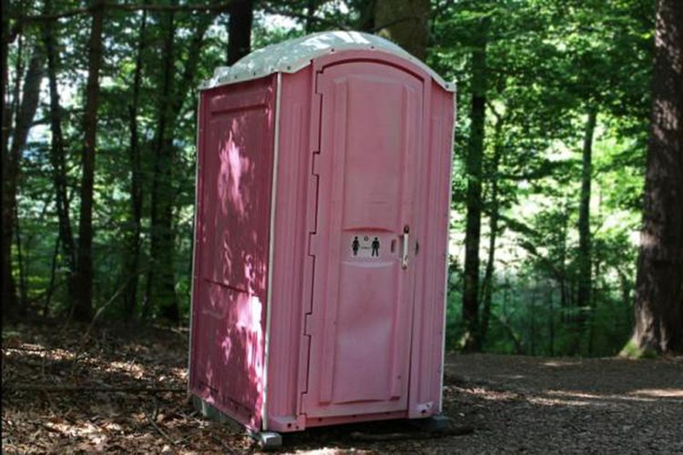 Toilet portabel yang biasa dipakai di acara-acara festival musik atau pun pertandingan-pertandingan olahraga. 