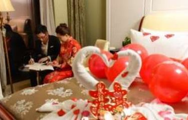 Pengantin Baru di China Salin Konstitusi Komunis pada Malam Pertama
