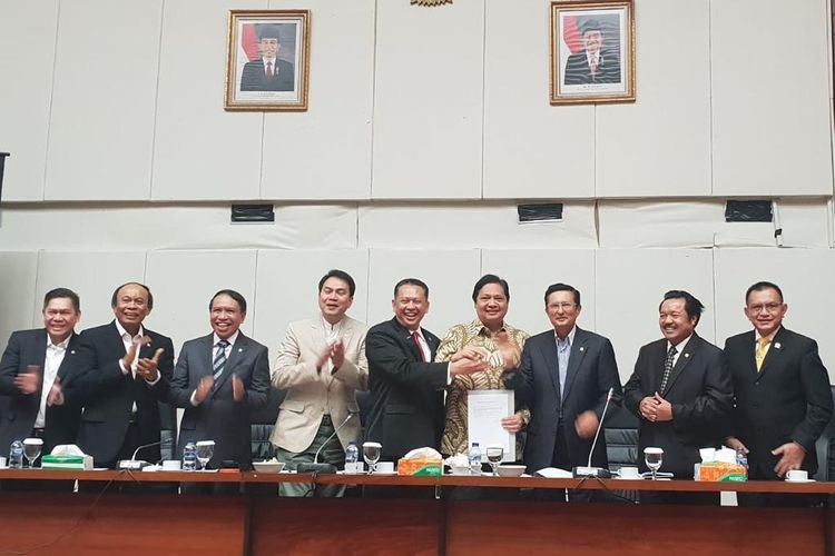 Bambang Soesatyo dari Fraksi Partai Golkar menjadi Ketua MPR RI periode 2019-2024 melalui musyawarah mufakat, Kamis (3/10/2019).