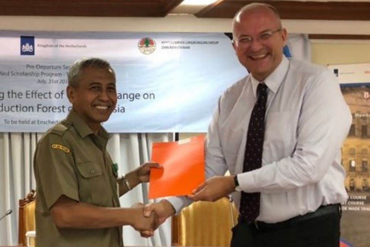 Direktur Nuffic Neso Indonesia, Peter van Tuijl, menyerahkan beasiswa StuNed kepada Direktur Jenderal PHPL, Hilman Nugroho, di Jakarta, Selasa (31/7/2018).

