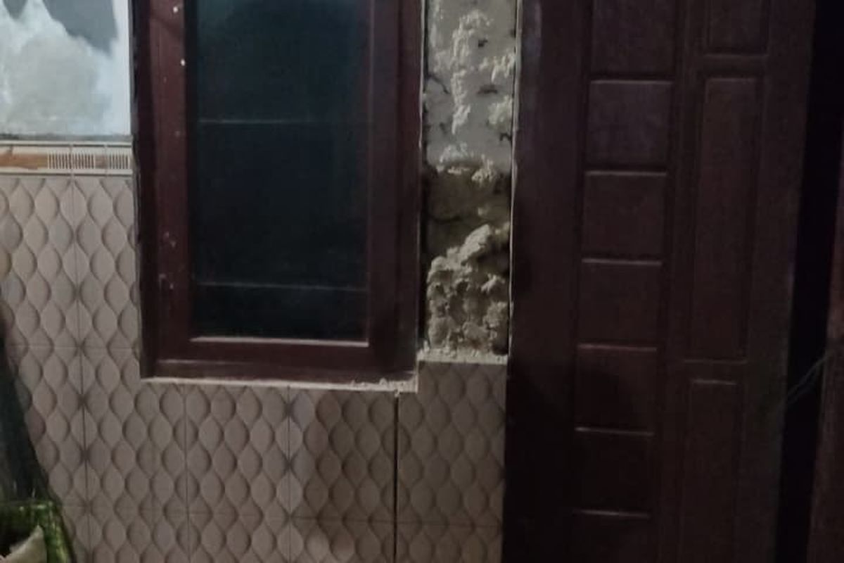 Tembok rumah yang mengelupas di wilayah kecamatan Nonggunong, Pulau Sepudi, Sumenep. 