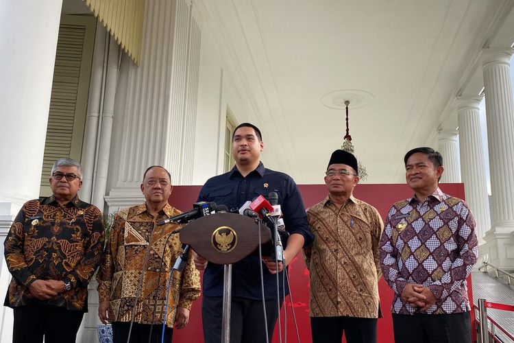 Menteri Pemuda dan Olahraga (Menpora) Dito Ariotedjo (di depan mimbar) usai rapat terbatas di Kompleks Istana Kepresidenan, Jakarta Pusat, Kamis (13/6/2024). 