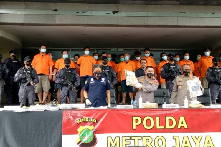 Polda Metro Jaya menangkap 24 preman yang berkedok membuka jasa pengamanan untuk para perusahaan angkutan barang di sekitaran Pelabuhan Tanjung Priok, Jakarta Utara. 