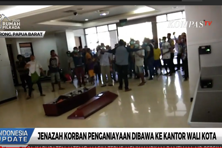 Warga menggotong jenazah remaja hingga masuk ke Gedung Kantor Wali Kota Sorong di Papua Barat, Jumat (8/11/2019).