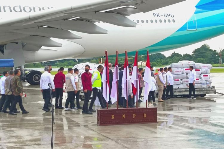 Presiden Joko Widodo bersama Menhan Prabowo Subianto dan Kepala BNPB Suharyanto saat memeriksa bantuan makanan dan logistik yang akan dikirimkan ke Turkiye dan Suriah melalui Lanud Halim Perdanakusuma Jakarta Timur, Selasa (21/2/2023).