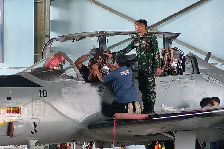 Teknisi TNI AU sedang melakukan perawatan dan pemeliharaan pesawat Super Tucano, di Skadron Teknik 022, Lanud Abdulrachman Saleh, Malang, Jawa Timur, Rabu (19/2/2025).