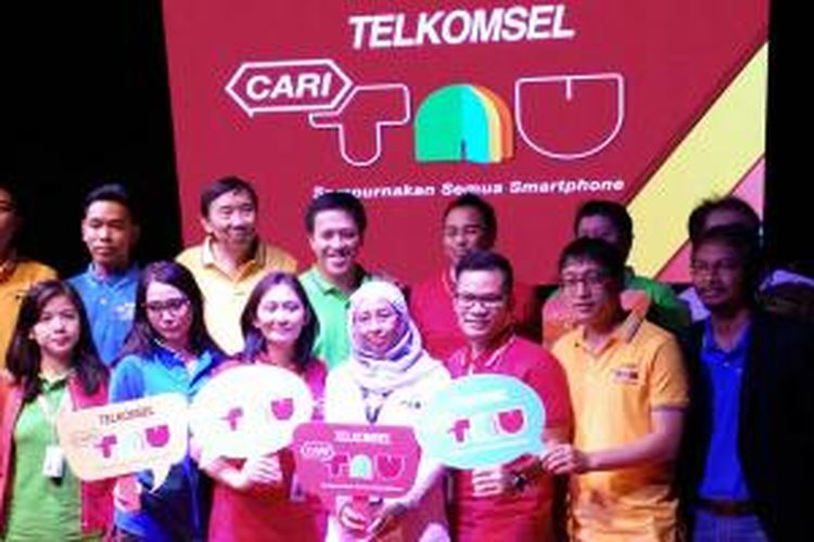 VP Prepaid ans Broadband Marketing Telkomsel, Ririn Windaryani (tengah) bersama dengan mitra vendor smartphone Telkomsel saat peluncuran mobile site Caritau di Jakarta, Kamis (12/3/2014).