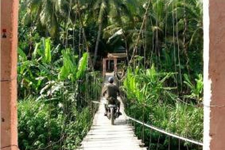 Jembatan gantung yang banyak ditemukan di sekitar Desa Sawarna. Mengajak Anda menuju lokasi wisata dan tempat menginap yang asri.