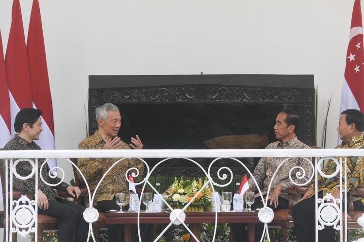 Presiden Joko Widodo (kedua kanan) berbincang dengan Perdana Menteri Singapura Lee Hsien Loong (kedua kiri) didampingi Menhan sekaligus Calon Presiden Terpilih Prabowo Subianto (kanan) dan Wakil Perdana Menteri Singapura Lawrence Wong (kiri) saat melakukan pertemuan di Istana Bogor, Jawa Barat, Senin (29/4/2024). Pertemuan tersebut membahas peninjauan kerja sama bilateral serta perjanjian diantaranya Flight Information Region (FIR) di wilayah Kepulauan Riau dan Natuna, Perjanjian Ekstradisi 2022, Pakta Kerja Sama Pertahanan 2007, dan Perjanjian 2014 soal Penetapan Batas Laut Teritorial di Bagian Timur Selat Singapura pada September 2017, hingga kerja sama investasi dan perdagangan. ANTARA FOTO/Muhammad Adimaja/aww.

