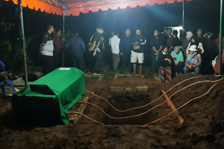 Suasana pemakaman Umartono Nafal Quryanto (28) di Tempat Pemakaman Umum (TPU) Rimbawan, Loji, Kecamatan Bogor Barat, Kota Bogor, Rabu (13/12/2017).