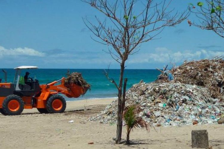 Sejak akhir tahun 2012 hingga Selasa (29/1/2013), Pantai Kuta, Kabupaten Badung, Bali, terus menghasilkan tumpukan sampah yang dibawa arus ke pantai. Puluhan truk sampah dan beberapa alat berat mengangkut sampah yang jumlahnya diperkirakan lebih dari 50 ton per hari. Ini merupakan fenomena tiap akhir tahun di Kuta.


