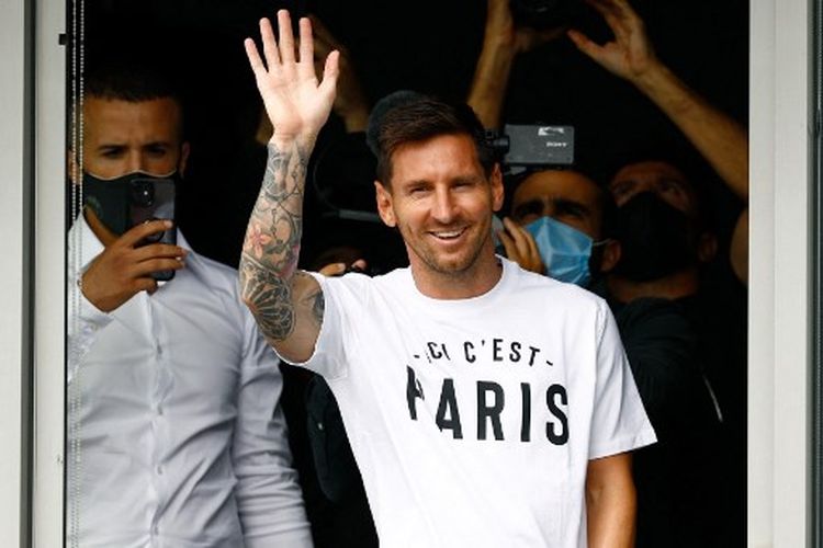 Lionel Messi ketika menyapa penggemar PSG di Bandara Le Bourget, Paris, Perancis, pada Selasa (10/8/2021) waktu setempat.