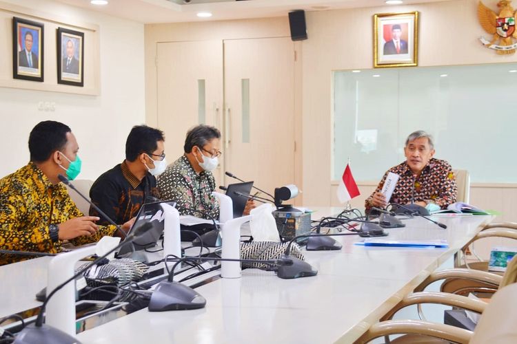 Dokumentasi Kepala Badan Riset dan Sumber Daya Manusia (BRSDM) Kementerian Kelautan dan Perikanan (KKP) Sjarief Widjaja bersama jajaran KKP saat mengikuti acara The 53rd South East Asian Fisheries Development Center (SEAFDEC) Council Meeting secara daring pada Senin (11/5/2021).